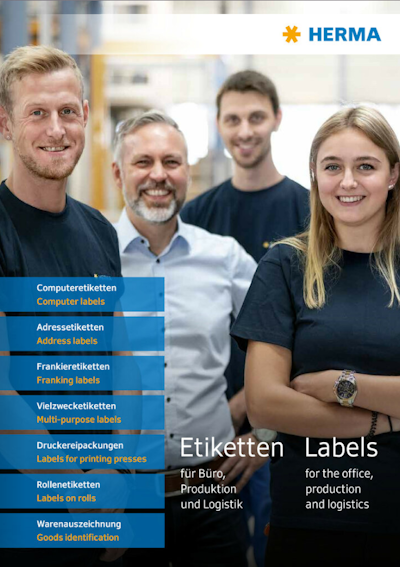 Quatre personnes en tenue de travail se tiennent souriantes ensemble, entourées des produits et services d'étiquetage de HERMA.