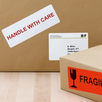 Instructions d'expédition HERMA collées sur les cartons