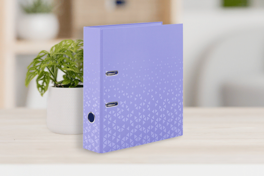 Un classeur violet avec un motif géométrique, sur une table à côté d'une petite plante.