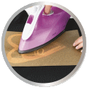 Un fer à repasser violet est pressé sur un support marron, tandis qu'une main guide l'appareil.