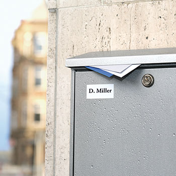 Étiquette en film résistant aux intempéries, étiquetée, sur la boîte aux lettres.