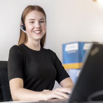 Employée de HERMA en train de téléphoner