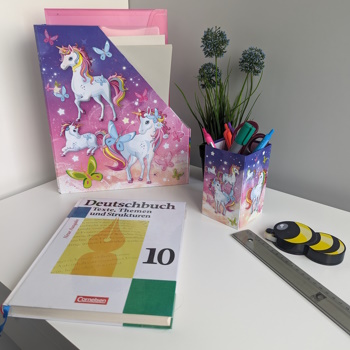 Image d'application : pot à crayons et porte-documents avec motif de licorne.