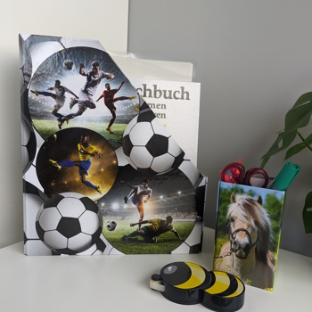 Image d'application : pot à crayons chevaux et porte-documents football