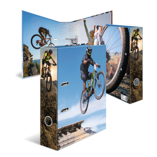 Un dossier avec des images de vététistes sautant par-dessus des rochers, avec un grand pneu de vélo sur la couverture.