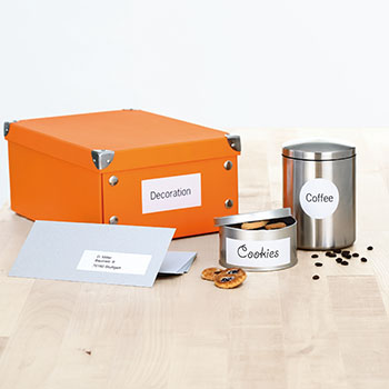 Translation: "Image d'application des étiquettes universelles sur différents objets