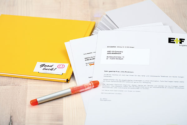 Étiquettes de couverture sur les enveloppes