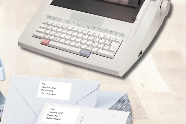 Enveloppes avec des étiquettes d'adresse et une machine à écrire