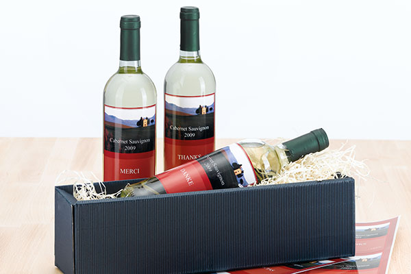 Étiquettes de bouteilles étiquetées sur des bouteilles de vin.