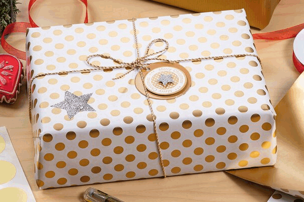 Un cadeau avec une étiquette de Noël