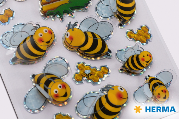 The translation of "Sticker lustig" from German to French is "Autocollant drôle.