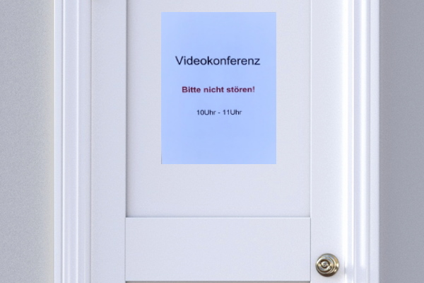 The translation of "Konferenz Anwendung" into French is "Application de conférence.