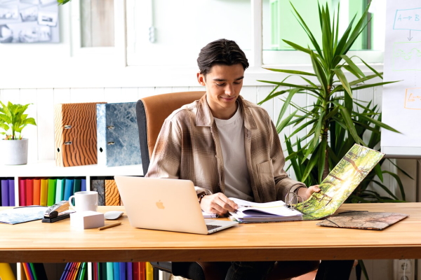 Personne et dossier sur un bureau