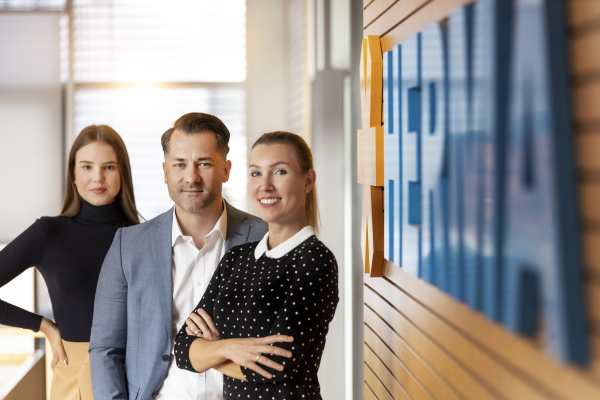 Employés devant le logo