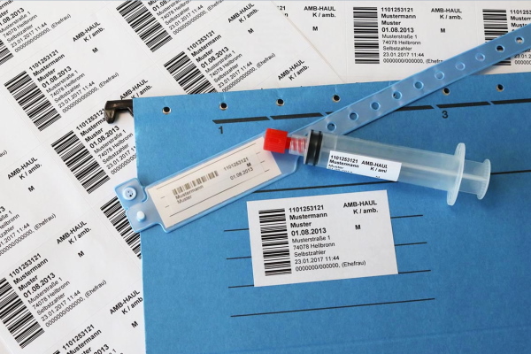 Translation: "Application des étiquettes pour les patients et la documentation