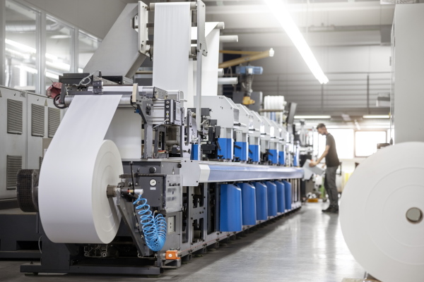 The translation of "Haftmaterial Maschine" from German to French is "Machine à matériaux adhésifs.