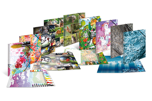 Plusieurs classeurs avec des motifs variés et colorés.