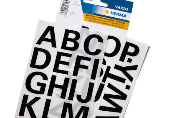 The translation of "Selbstklebende Buchstaben" into French is "Lettres autocollantes.