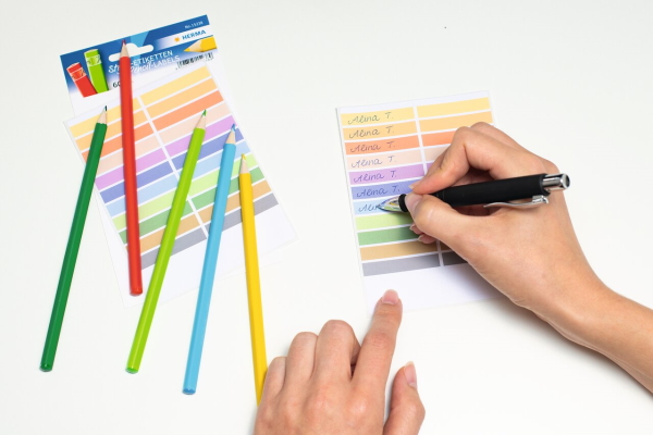 Étiquettes de stylos HERMA sur une table