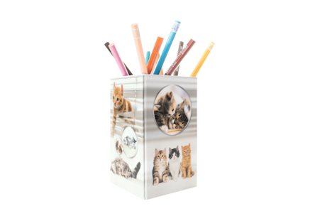 Un porte-stylo avec des images de chats et des crayons colorés qui dépassent.