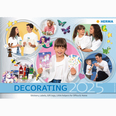 Produits de décoration pour 2025, y compris des autocollants, des étiquettes et des fournitures de bricolage, présentés par plusieurs personnes lors de différentes activités.
