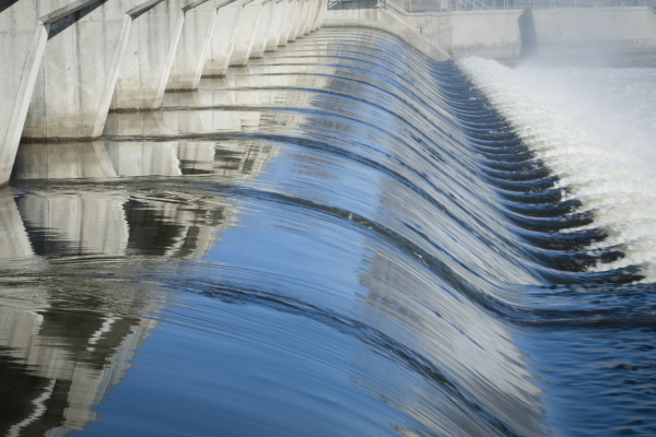 The translation of "Wasserkraftwerk" from German to French is "centrale hydroélectrique.