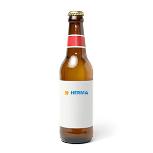 Bouteille en verre brun avec une étiquette blanche portant le mot "HERMA" en lettres bleues. Le bouchon de la bouteille est de couleur dorée.