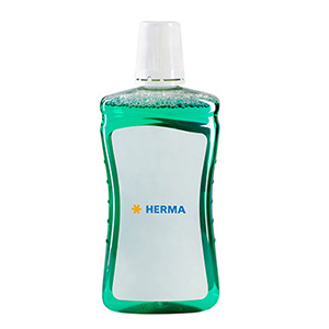 Liquide vert dans une bouteille transparente avec une étiquette blanche portant l'inscription « HERMA ».