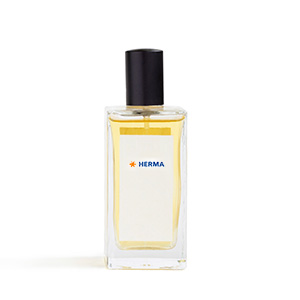 Flacon de parfum transparent avec un vaporisateur noir, rempli d'un liquide jaune et portant une étiquette blanche avec l'inscription "HERMA".