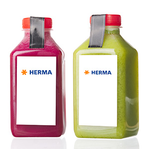 Deux bouteilles de jus, une rouge et une verte, toutes deux avec une étiquette blanche portant l'inscription "HERMA".
