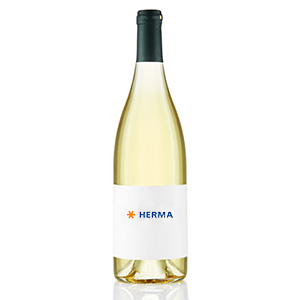 Bouteille de vin blanc avec une étiquette simple portant le nom "HERMA" en lettres bleues.