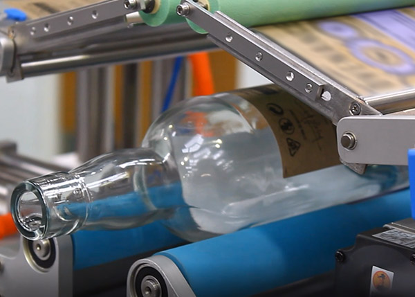 [Translate to Français:] Étiquetage de bouteilles en plastique et en verre avec les étiqueteuses HERMA