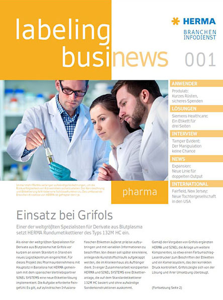 Le personnel de laboratoire en blouses blanches collabore, examinant un flacon et discutant de solutions pharmaceutiques liées aux dérivés du plasma sanguin.