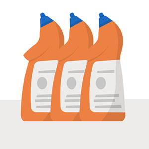 Trois bouteilles avec des bouchons orange, contenant des produits de nettoyage, sont alignées côte à côte sur une surface blanche.