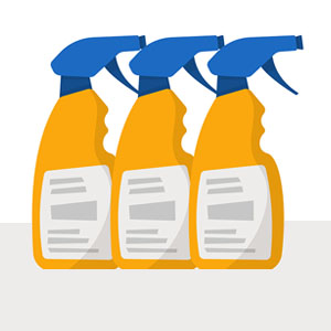 Trois flacons de spray jaunes avec des têtes de pulvérisation bleues, disposés sur un fond neutre.