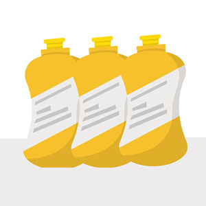 Trois bouteilles jaunes avec des étiquettes blanches, qui contiennent peut-être un liquide.