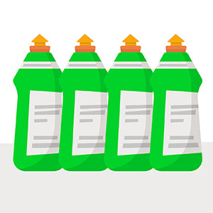 Quatre bouteilles vertes avec des bouchons orange, contenant des produits de nettoyage. Les étiquettes sont en partie visibles.