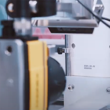 Une machine avec une pièce jaune et un tampon dateur indiquant le 22 juin 2020 est au centre de l'attention.