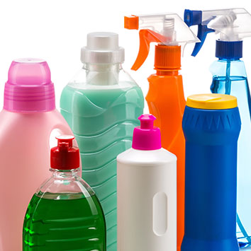 Différentes bouteilles de produits de nettoyage de couleurs et de formes variées, y compris des flacons pulvérisateurs et des flacons à pompe.