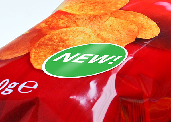 Nouvelle emballage de chips avec des chips croustillants et un autocollant vert "NOUVEAU !".