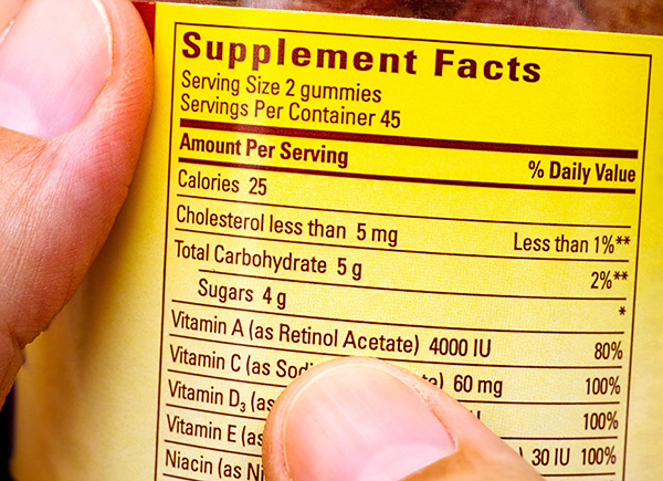 Informations nutritionnelles sur un emballage de compléments alimentaires, y compris les calories, le cholestérol, les glucides et les vitamines.