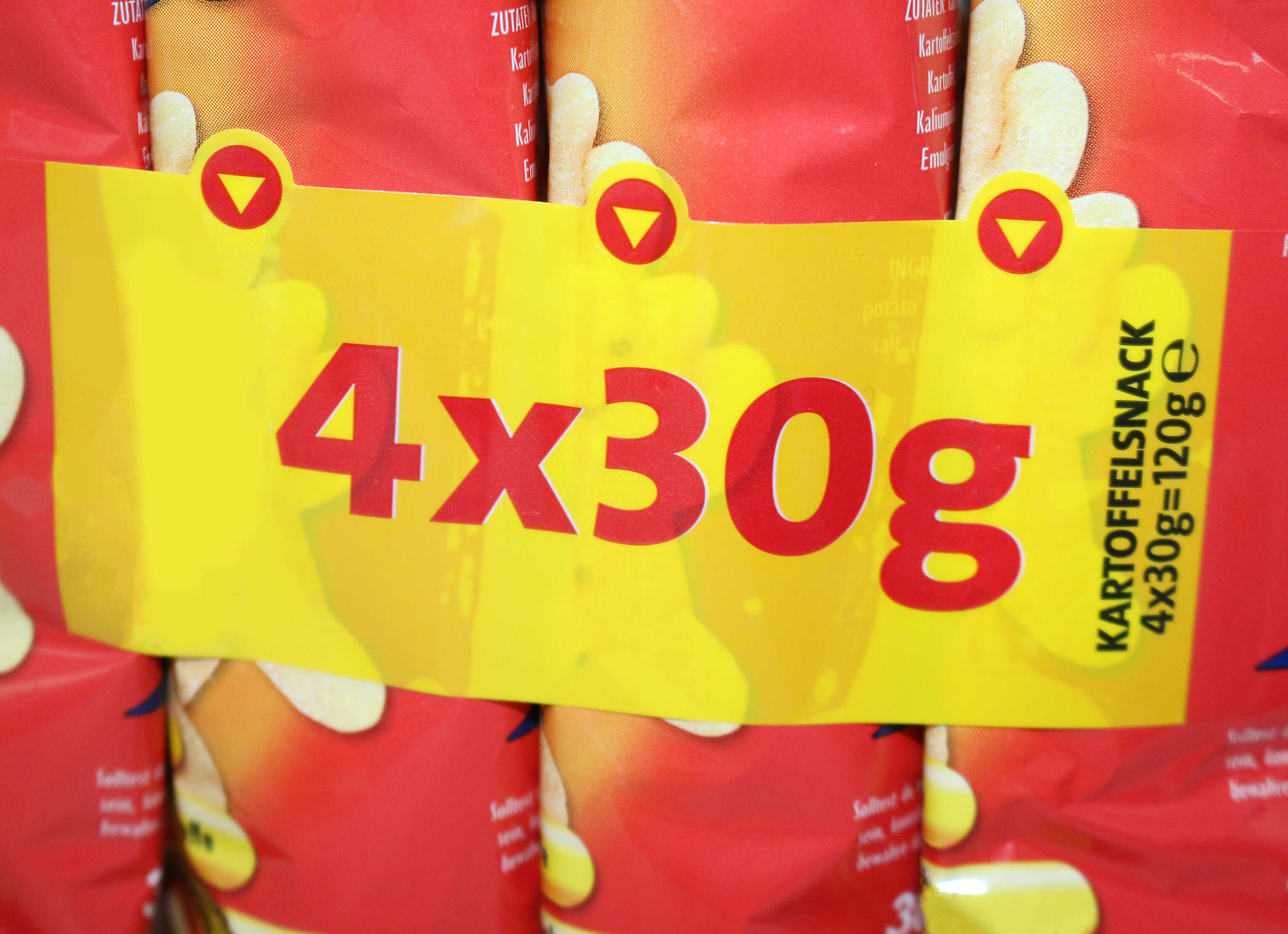 4x30g de snacks de pommes de terre, au total 120g. Informations sur le prix et le produit sur une étiquette jaune.