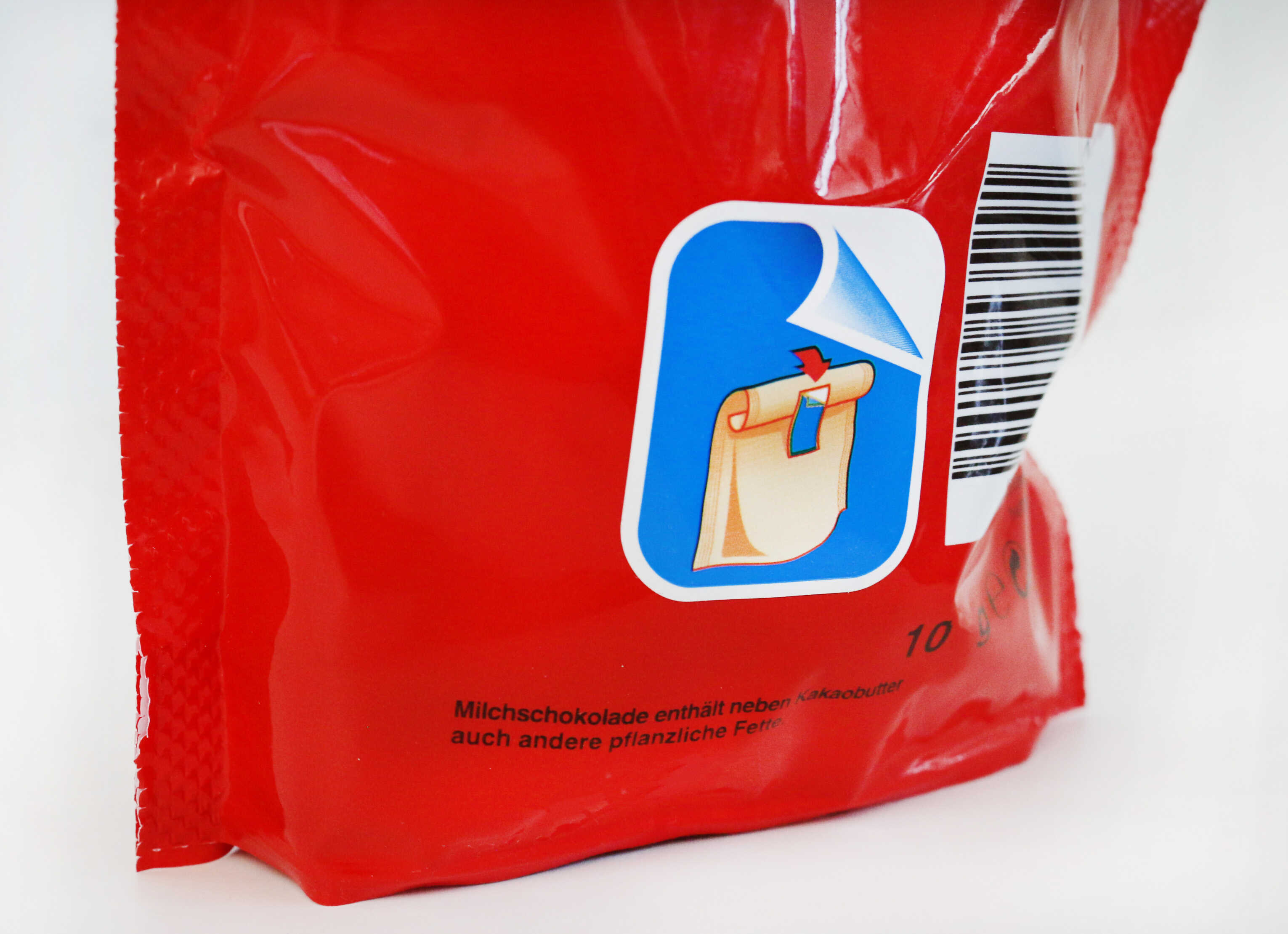 Emballage d'une marque de chocolat avec un symbole bleu représentant un sachet ouvert et un code-barres sur le côté.