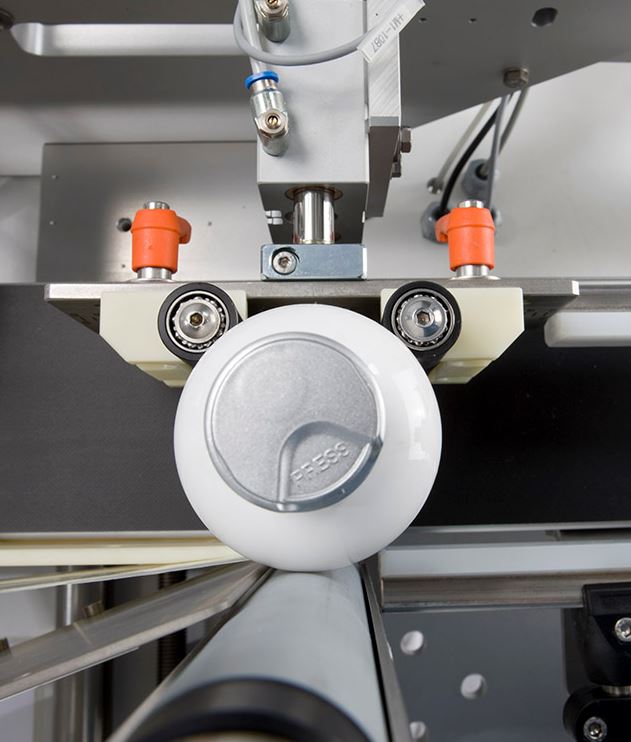 [Translate to Français:] HERMA 152C P mit Rollenprisma für ausgerichtete Rundum-Etikettierung