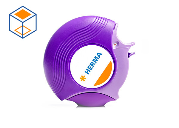 Distributeur de ruban adhésif violet avec le logo de HERMA sur le devant.