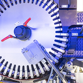 Machine avec des pièces rotatives et des mécanismes de contrôle, conçue pour des applications industrielles. Commandes et capteurs visibles.