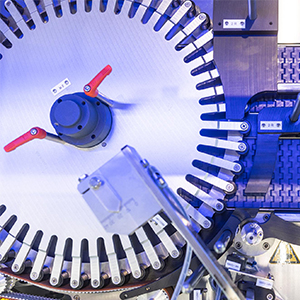 Machine avec des pièces rotatives et des éléments de commande, conçue pour des applications industrielles.