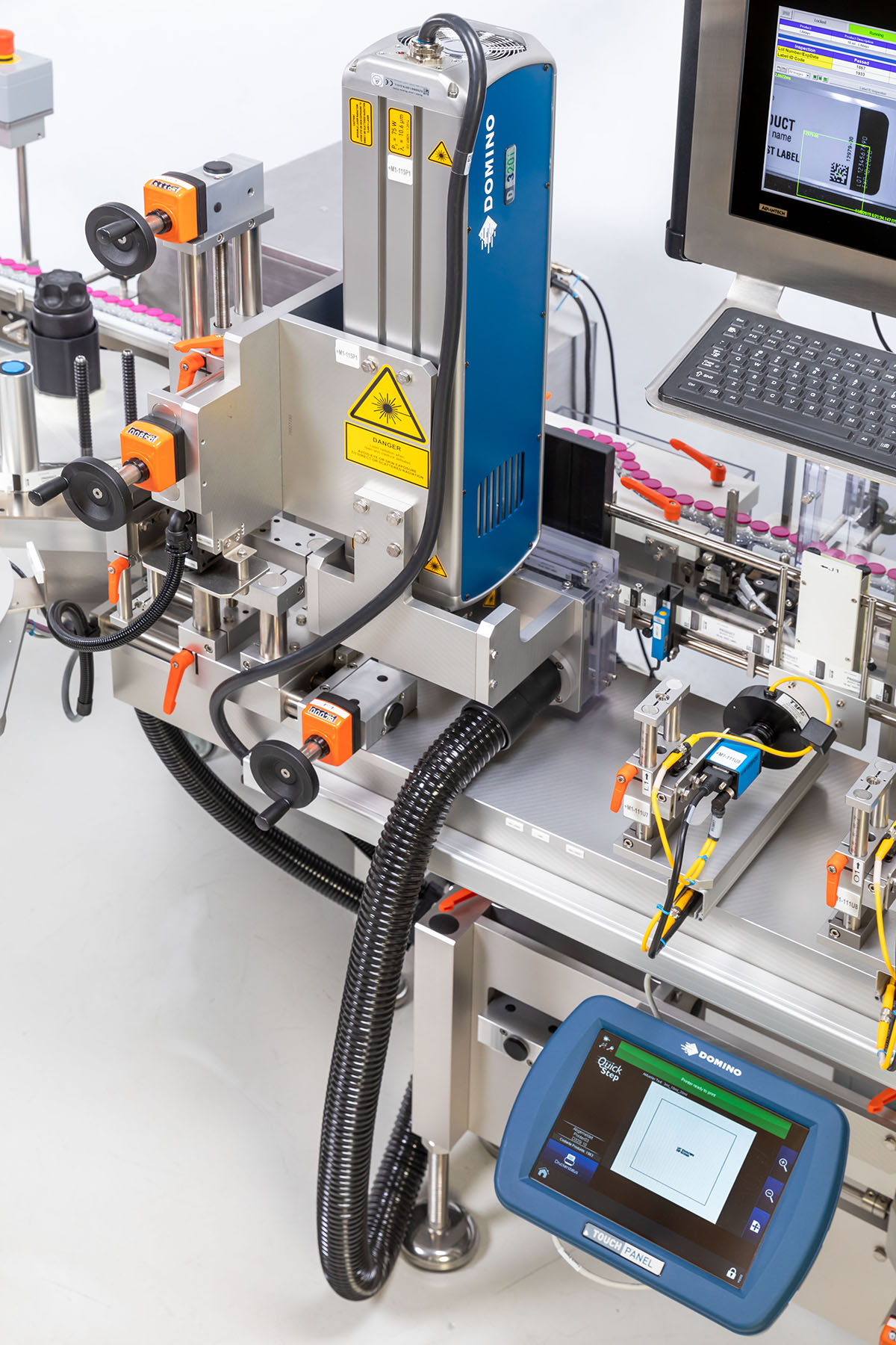 Machine de marquage industriel avec une tête d'impression, un écran de contrôle et différentes connexions pour l'étiquetage et le codage.