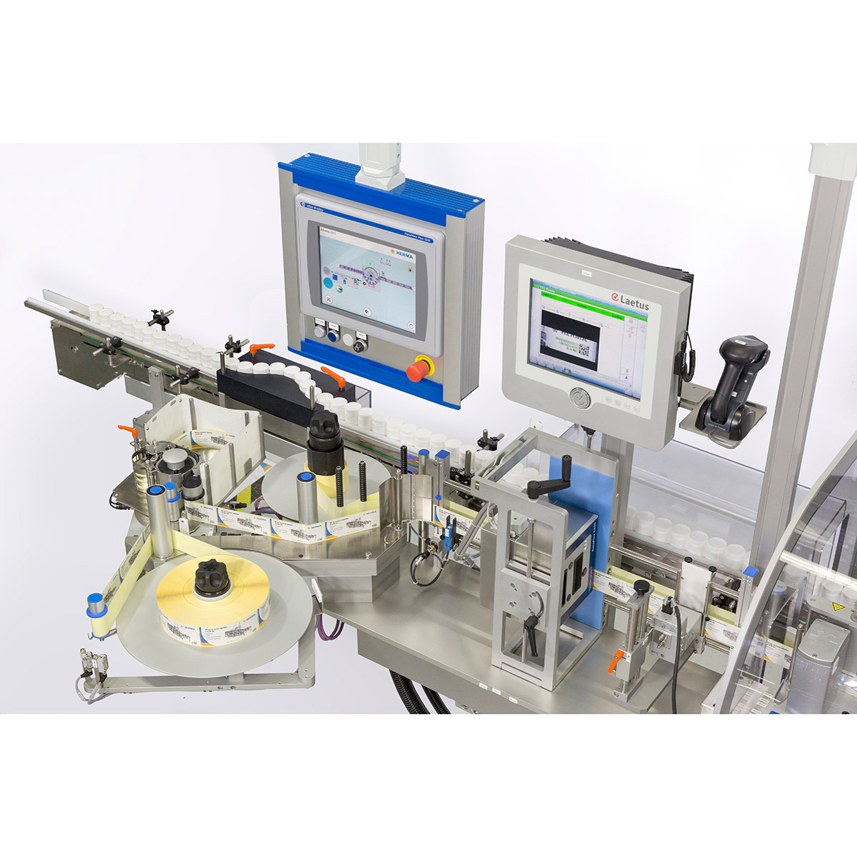 Machine d'emballage automatisée avec unités de contrôle, convoyeur et conteneurs pour l'emballage des produits.