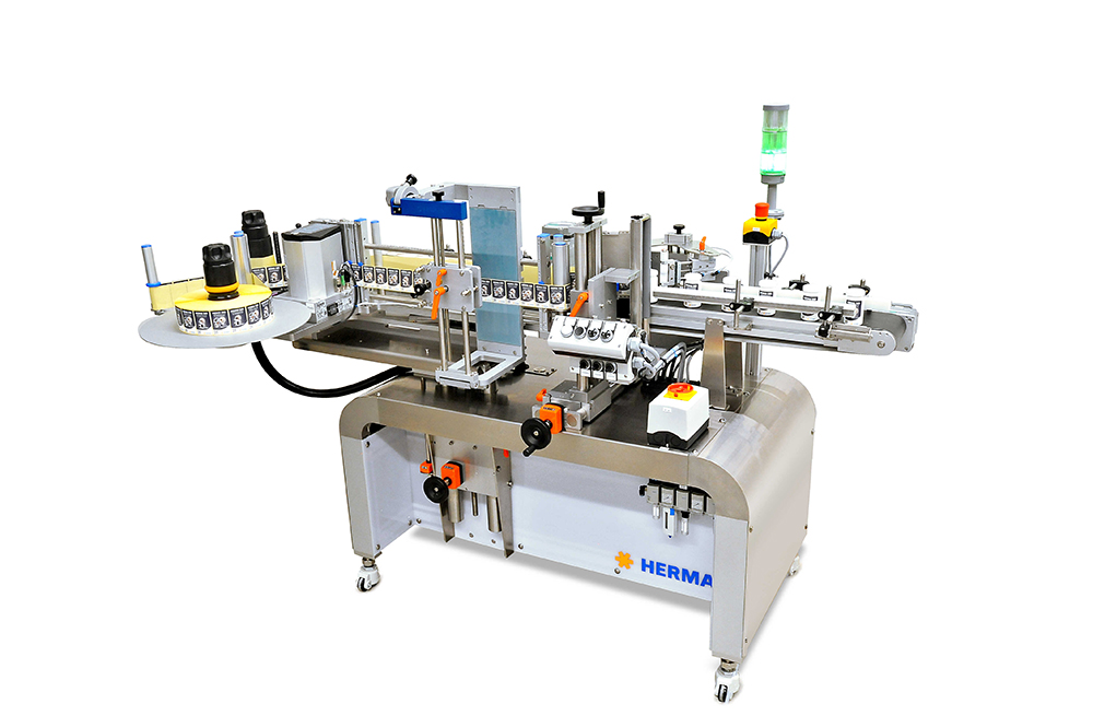 Une machine à étiqueter avec différents composants pour l'étiquetage de bouteilles ou de conteneurs, équipée d'un panneau de commande et de convoyeurs.